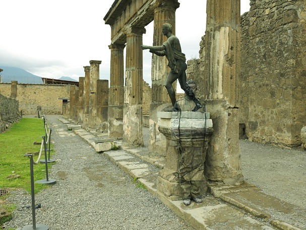 HIDING IN THE CITY, Tempio di Apollo Pompei, 2012